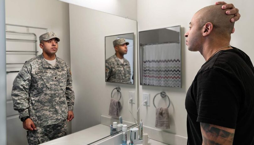 Foto montaje de un hombre el espejo con uniforme militar y al ot