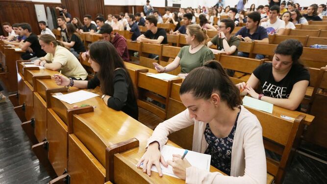 Alumnos realizando examen Selectividad 1462365306 121064952 667x375